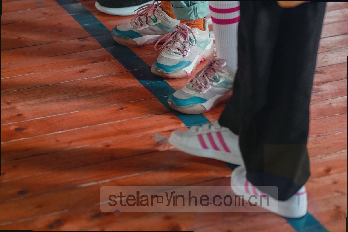 抽象对话气泡与数据轨迹融合的冷蓝银白构图，不含任何具名人物形象